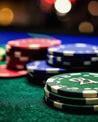 Dealer casino live melayani pemain dalam suasana casino online interaktif